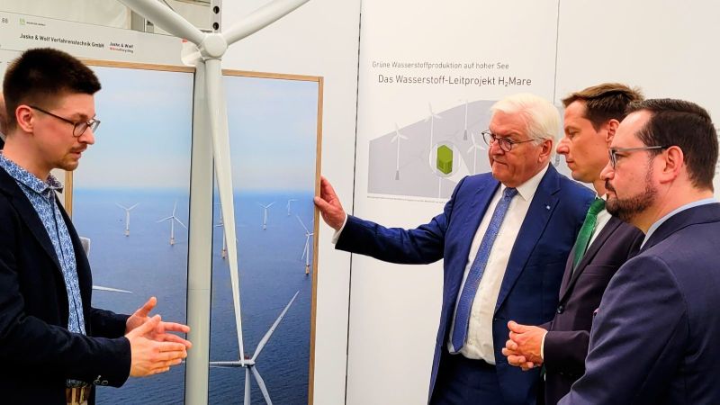 Das Foto zeigt Bundespräsident Frank-Walter Steinmeier im Gespräch mit einem Vertreter des Leitprojekts H2Mare. 