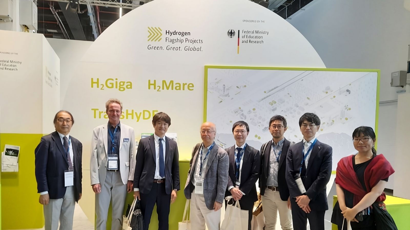 Eine japanische Delegation von Wissenschaftlern zu Besuch beim Stand der Wasserstoff-Leitprojekte. 