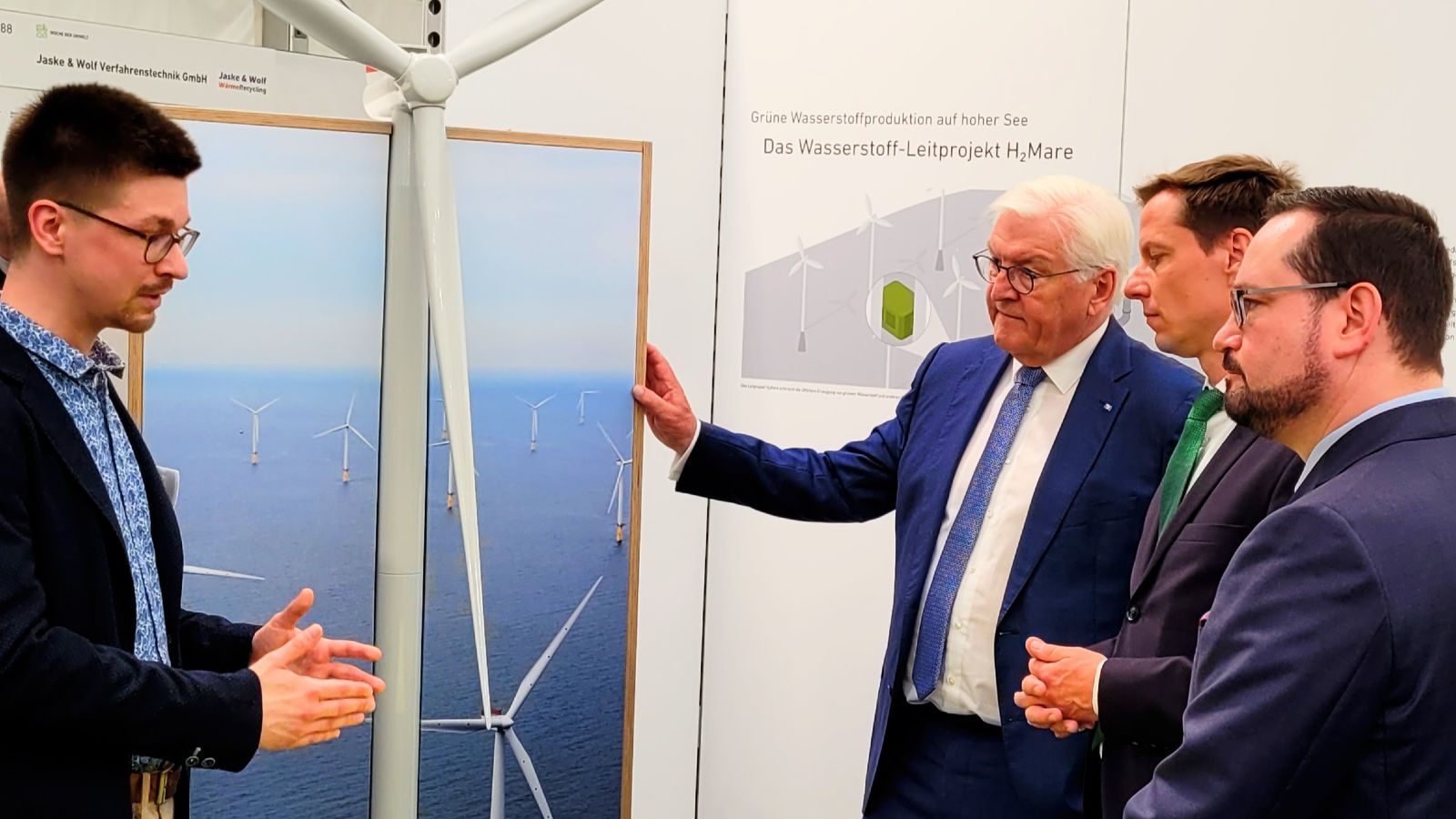 Bundespräsident Frank-Walter Steinmeier informiert sich bei Christian Hiemisch, Leiter der Kommunikation des Leitprojekts H2Mare bei Fraunhofer IWES, über Offshore-Elektrolyse. 